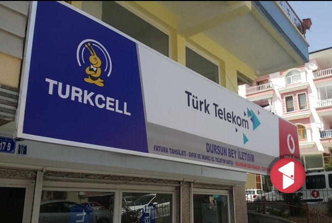 Dursunbey iletişim, ışıksız tabela yakından görünüm.