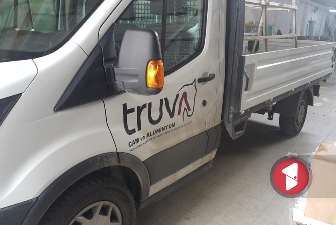 Truva Cam transit kapılarına logo uygulama.