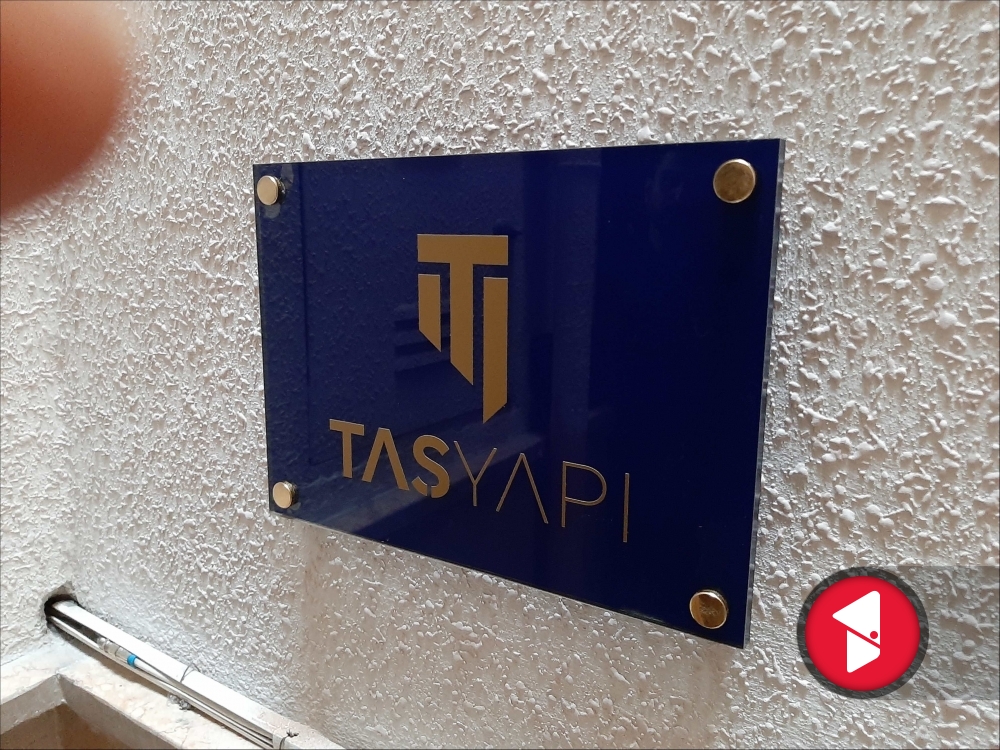 Altın vidalı kapı tabelası