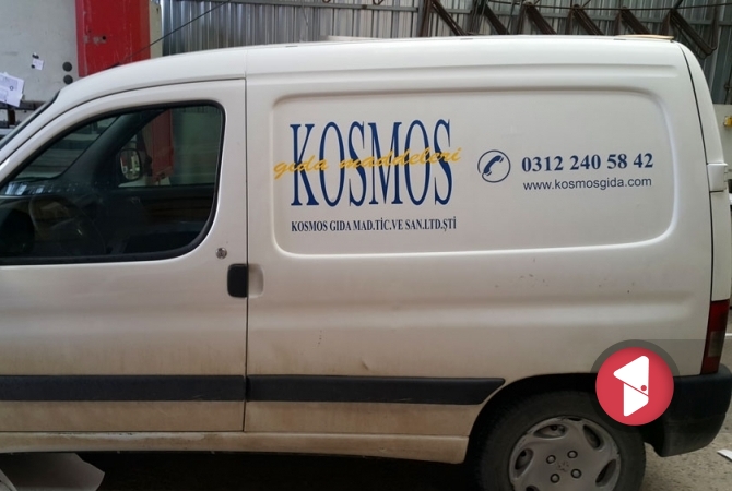 Kosmos Gıda Pegeout Partner araç kaplama yandan görünüm.