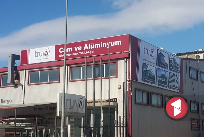 Truva Cam tabelaları karşıdan görünüm.