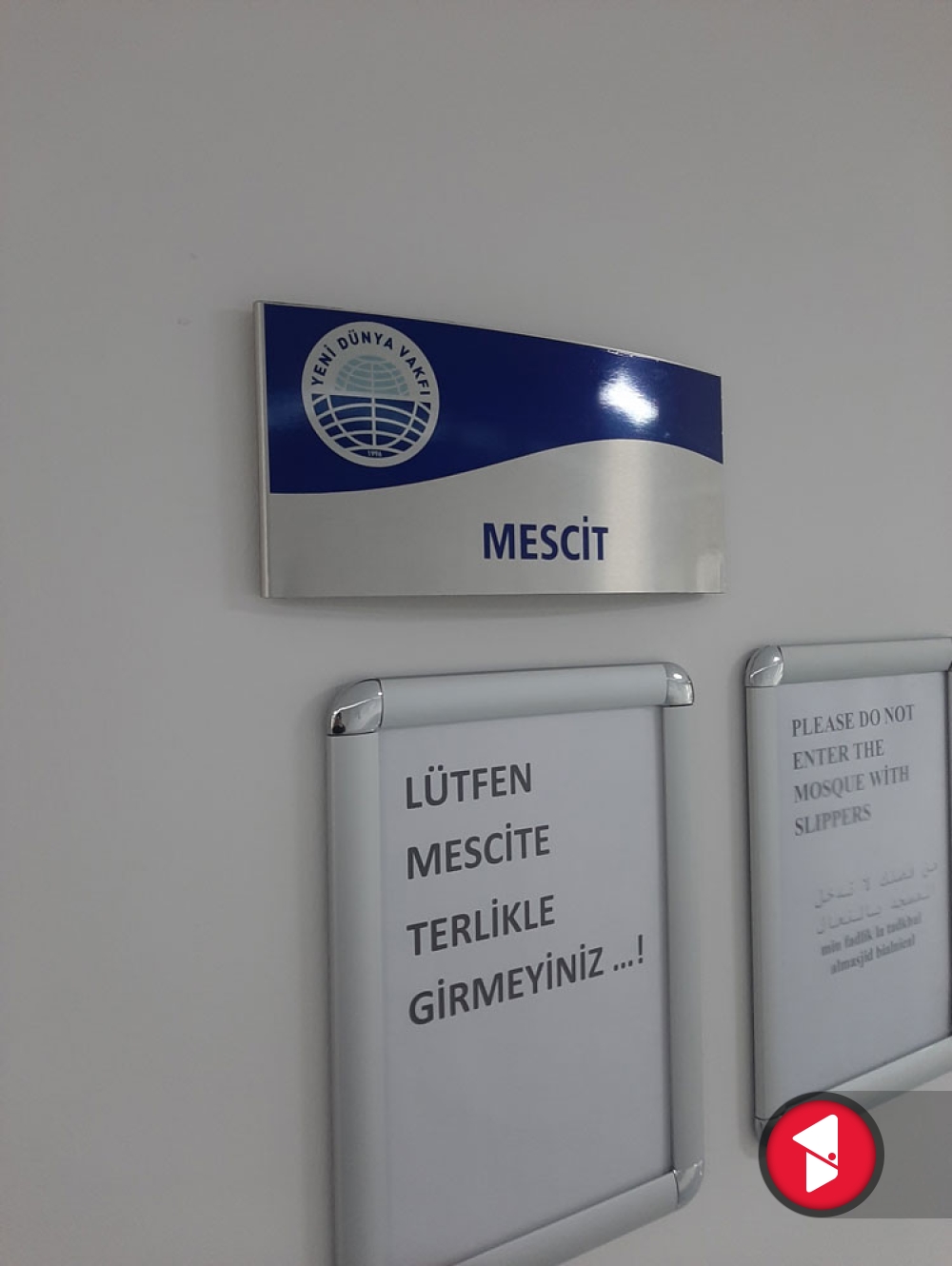 Öğrenci yurdu kapı tabelası, Mescit