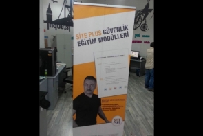 Site Plus - Güvenlik eğitim modülleri temalı Roll-Banner.