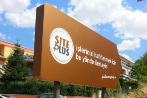 Site Plus ok şeklinde ayaklı yönlendirme tabelaları.